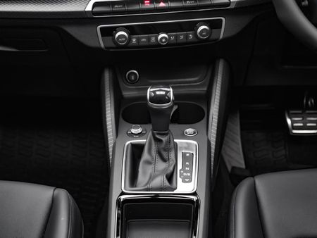 2026-Audi-Q2-35TFSI-Black-Edition_13