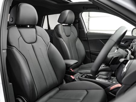 2026-Audi-Q2-35TFSI-Black-Edition_10