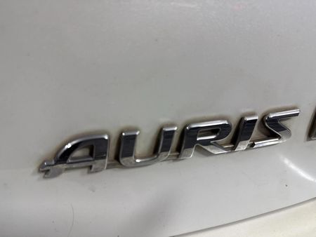 2012-Toyota-Auris-180-XR-HSD_11