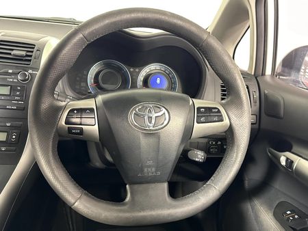 2012-Toyota-Auris-180-XR-HSD_12