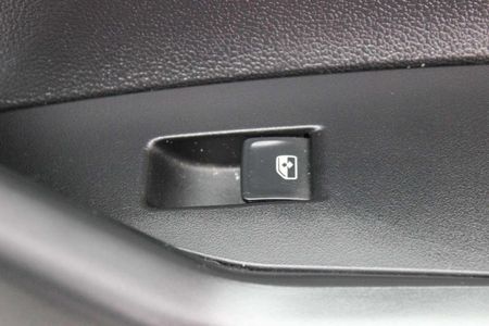 2025-Volkswagen-Polo-10-TSI-Life-Auto-DSG_13