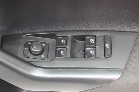 2025-Volkswagen-Polo-10-TSI-Life-Auto-DSG_18