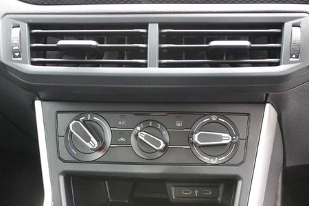 2025-Volkswagen-Polo-10-TSI-Life-Auto-DSG_29