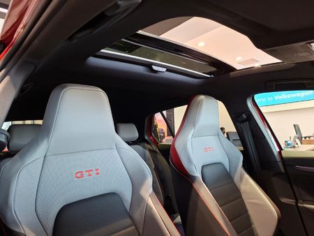 2026-Volkswagen-Golf-8-GTI-20-TSI-DSG_9