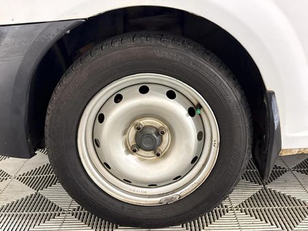 2019-Nissan-NP200-16_2