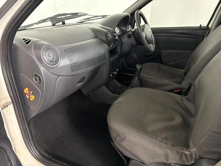 2019-Nissan-NP200-16_6