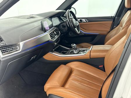 2020-BMW-X5-M50d_8