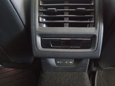 2024-Volkswagen-Golf-8-20-TSI-R-DSG_11