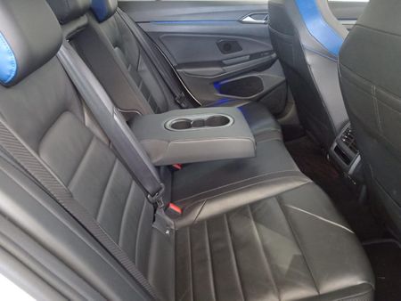 2024-Volkswagen-Golf-8-20-TSI-R-DSG_13
