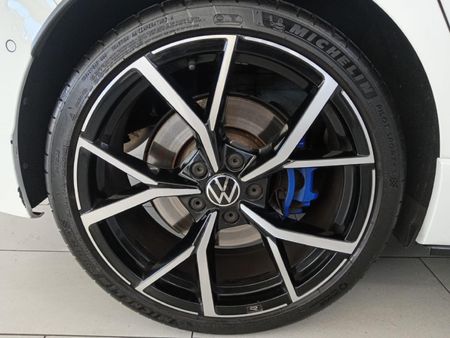 2024-Volkswagen-Golf-8-20-TSI-R-DSG_30