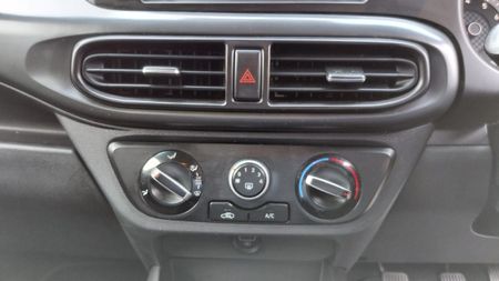 2021-Hyundai-Grand-i10-10-Motion_8