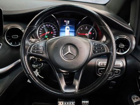 2022-Mercedes-Benz-V-Class-V-300d-Avantgarde-AMG-Line_10