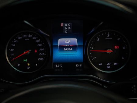 2022-Mercedes-Benz-V-Class-V-300d-Avantgarde-AMG-Line_11