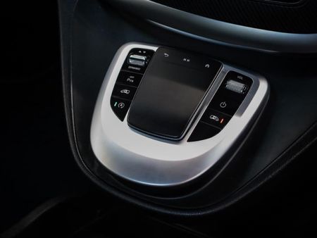 2022-Mercedes-Benz-V-Class-V-300d-Avantgarde-AMG-Line_15