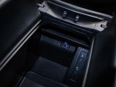 2022-Mercedes-Benz-V-Class-V-300d-Avantgarde-AMG-Line_16