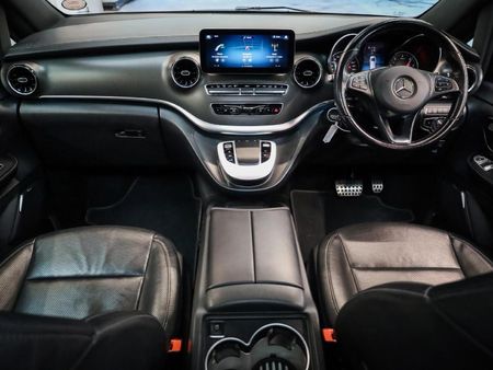 2022-Mercedes-Benz-V-Class-V-300d-Avantgarde-AMG-Line_19