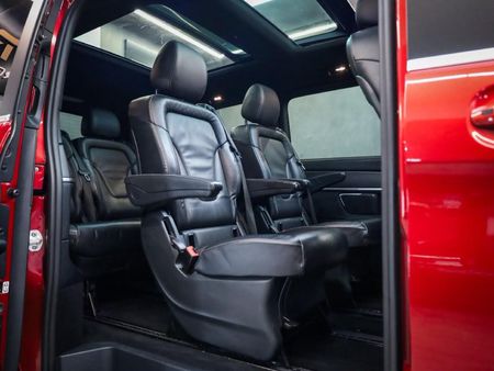 2022-Mercedes-Benz-V-Class-V-300d-Avantgarde-AMG-Line_21