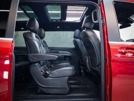 2022-Mercedes-Benz-V-Class-V-300d-Avantgarde-AMG-Line_22