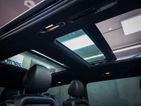 2022-Mercedes-Benz-V-Class-V-300d-Avantgarde-AMG-Line_25