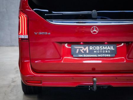 2022-Mercedes-Benz-V-Class-V-300d-Avantgarde-AMG-Line_26