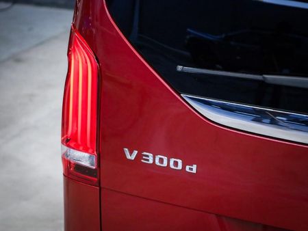 2022-Mercedes-Benz-V-Class-V-300d-Avantgarde-AMG-Line_27