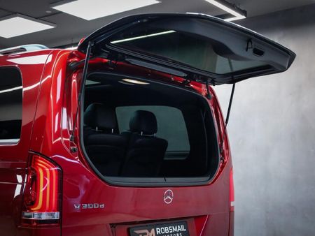 2022-Mercedes-Benz-V-Class-V-300d-Avantgarde-AMG-Line_28