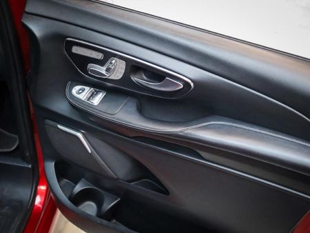 2022-Mercedes-Benz-V-Class-V-300d-Avantgarde-AMG-Line_7