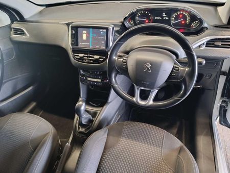 2021-Peugeot-208-12-PureTech-Allure-5-dr_9