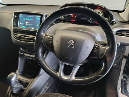 2021-Peugeot-208-12-PureTech-Allure-5-dr_10