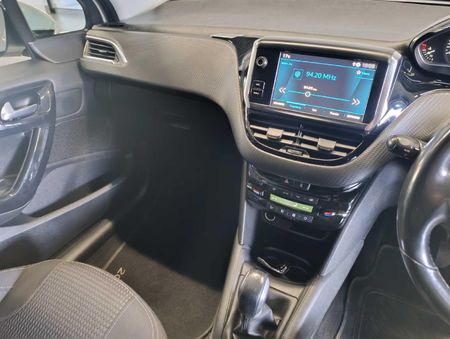 2021-Peugeot-208-12-PureTech-Allure-5-dr_11