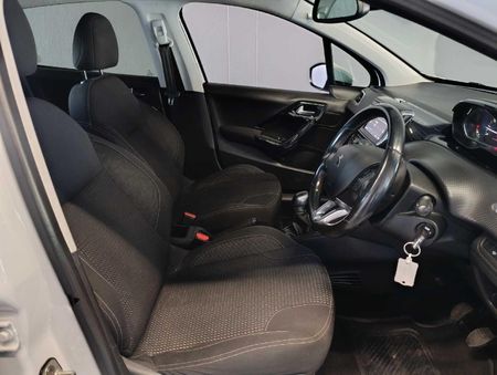 2021-Peugeot-208-12-PureTech-Allure-5-dr_12