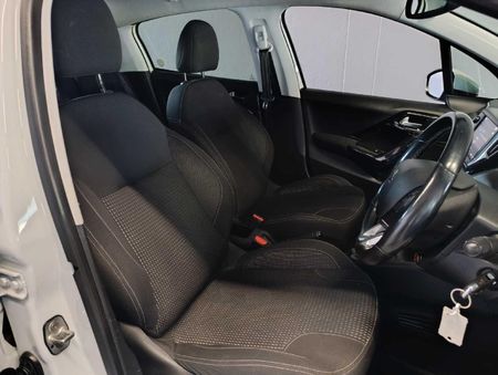 2021-Peugeot-208-12-PureTech-Allure-5-dr_13
