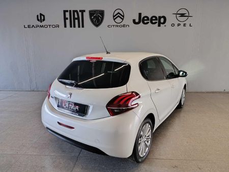 2021-Peugeot-208-12-PureTech-Allure-5-dr_5