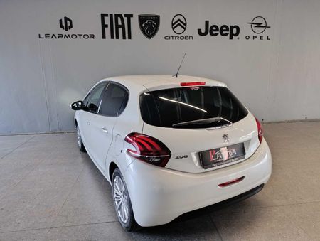 2021-Peugeot-208-12-PureTech-Allure-5-dr_7