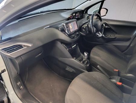 2021-Peugeot-208-12-PureTech-Allure-5-dr_8