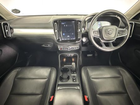 2018-Volvo-XC40-D4-Momentum-AWD_1