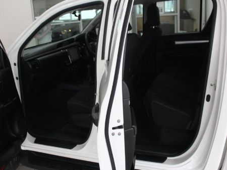 2024-Toyota-Hilux-24GD-6-4x4-Raider-X-Double-Cab_6