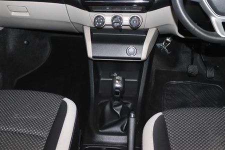2024-Renault-Triber-10-Intens-Auto_11