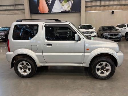 2009-Suzuki-Jimny-13_1