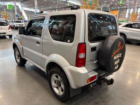 2009-Suzuki-Jimny-13_4