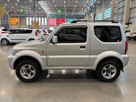 2009-Suzuki-Jimny-13_5