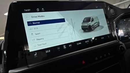 2025-Volkswagen-Kombi-20TDI-Life-Auto-125kw_18