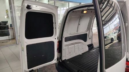 2021-Volkswagen-Caddy-Maxi-20-TDI-81kW-Panel-Van_13