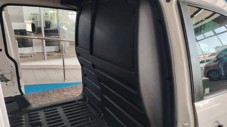 2021-Volkswagen-Caddy-Maxi-20-TDI-81kW-Panel-Van_14