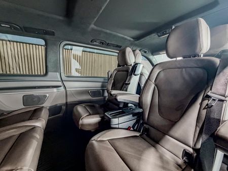 2023-Mercedes-Benz-V-Class-V-300d-Avantgarde-AMG-Line_9