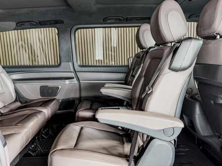 2023-Mercedes-Benz-V-Class-V-300d-Avantgarde-AMG-Line_13