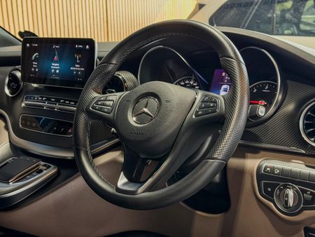 2023-Mercedes-Benz-V-Class-V-300d-Avantgarde-AMG-Line_5
