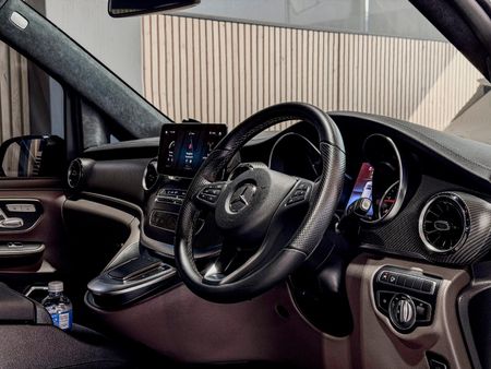 2023-Mercedes-Benz-V-Class-V-300d-Avantgarde-AMG-Line_6