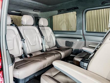 2023-Mercedes-Benz-V-Class-V-300d-Avantgarde-AMG-Line_7