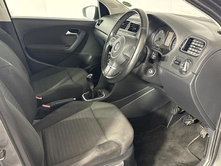 2011-Volkswagen-Polo-14-Comfortline-5-dr_10